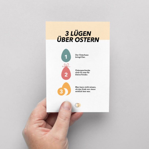 Hand mit Gefühlter Realität karte 3 Lügen über Ostern Vorderseite
